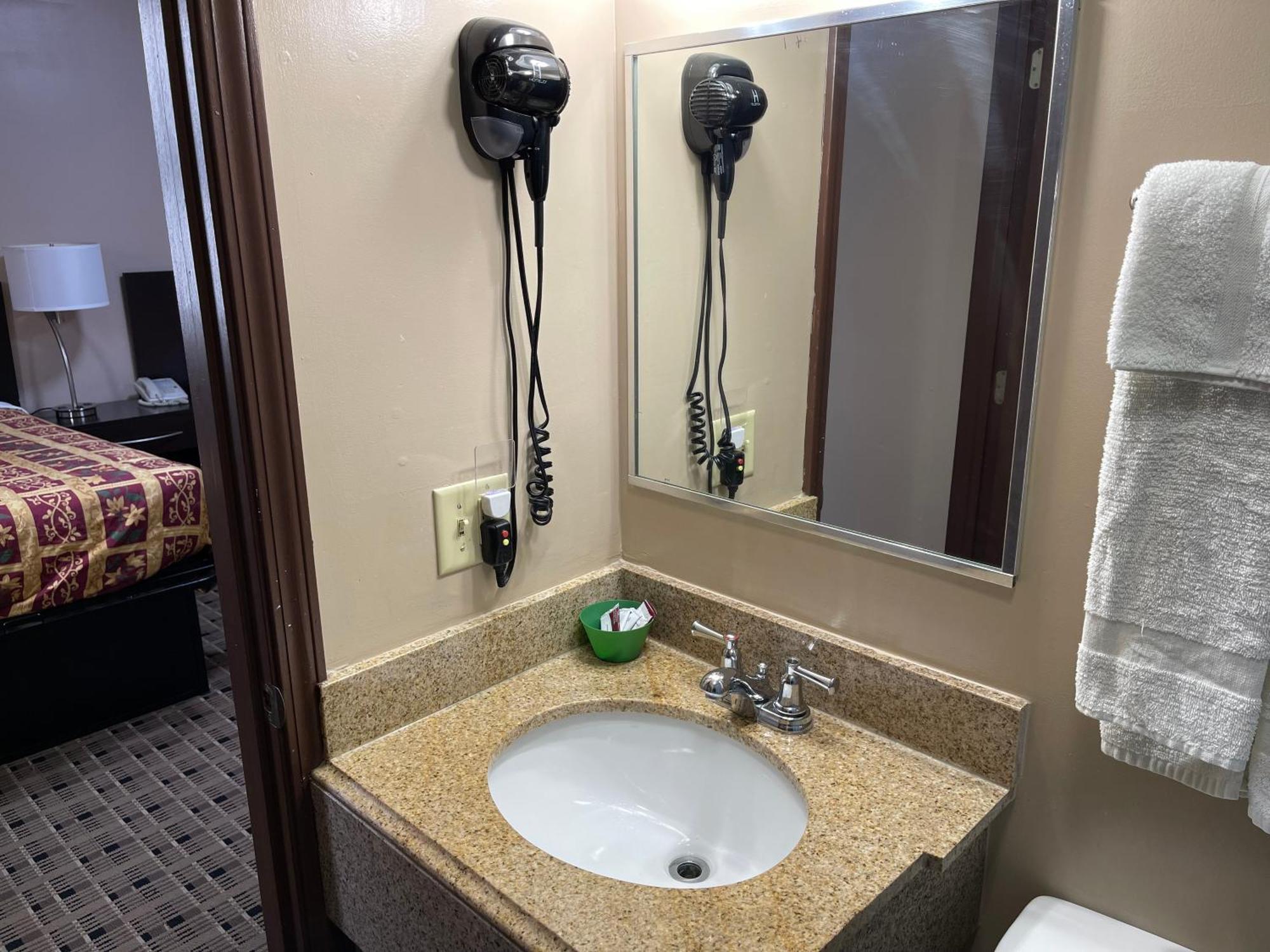 Economy Inn & Suites Аштабьюла Экстерьер фото