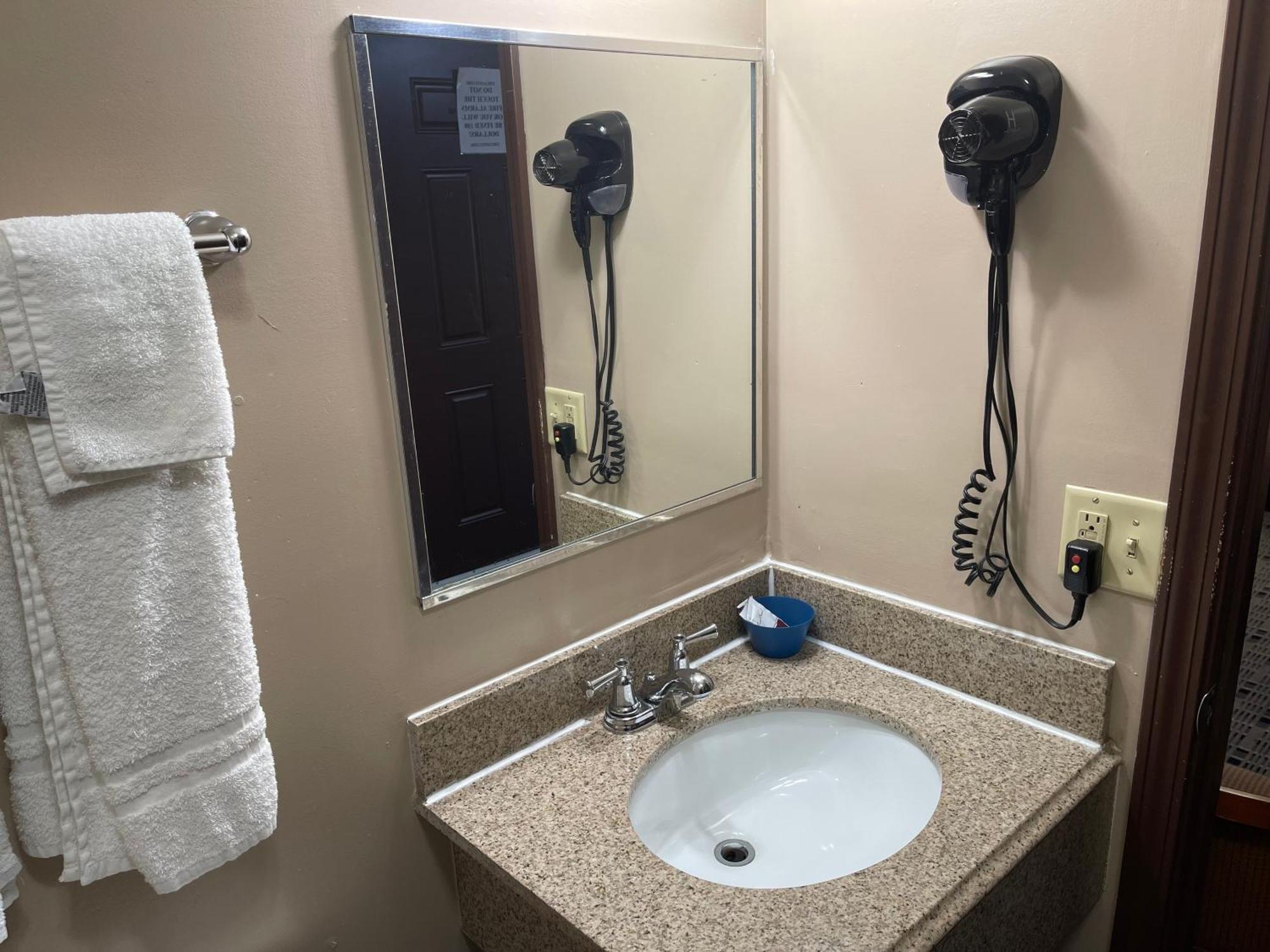 Economy Inn & Suites Аштабьюла Экстерьер фото