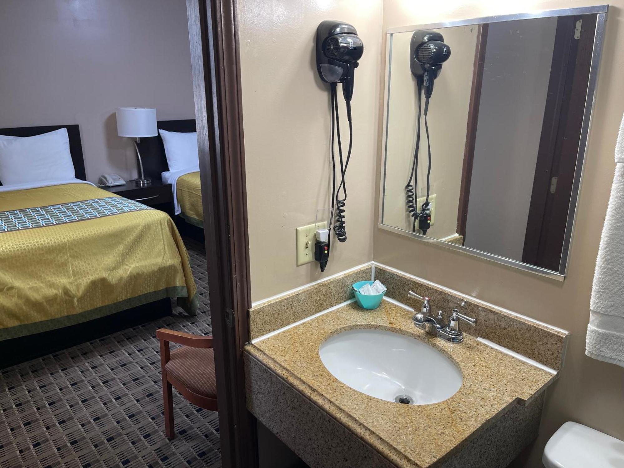 Economy Inn & Suites Аштабьюла Экстерьер фото